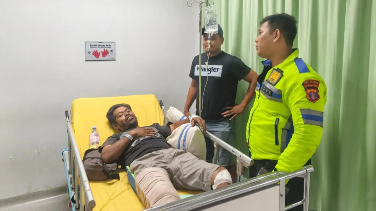 LAKA: Korban laka pengemudi truk di kawasan Pelabuhan Semayang menjalani perawatan di rumah sakit.