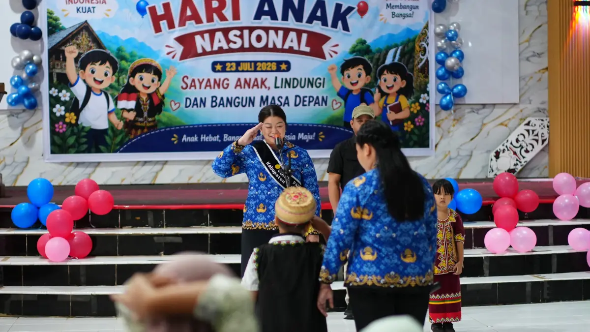 MERAKYAT: Bupati Angela Idang Belawan mengikuti peringatan Hari Anak Nasional yang diikuti anak-anak PAUD di Balai Adat Ujoh Bilang, Kamis (23/7). JODY KRISTIANTO/KP