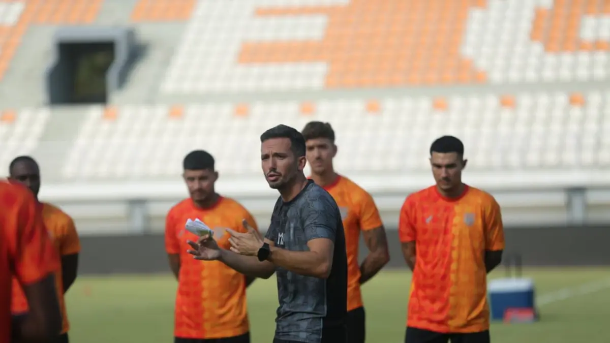 Pelatih Borneo FC, Mauro Jeronimo memimpin sesi latihan di Stadion Segiri, Samarinda, Rabu (22/7). (RAMA SIHOTANG/KALTIM POST)