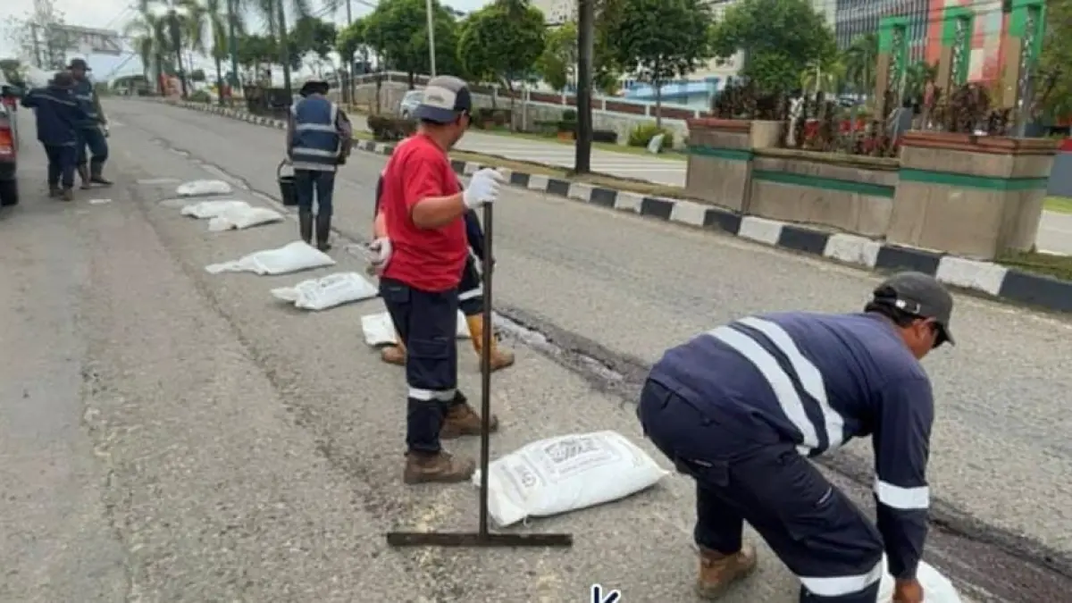 PERBAIKI: Tim BRC dari Dinas PUPRK Bontang melakukan penambalan jalan berlubang di wilayah Belimbing. ADIEL KUNDHARA/KP