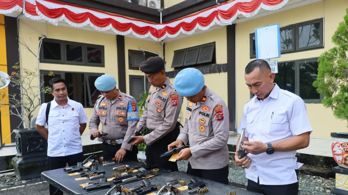 PERIKSA SENPI: Polres PPU emperkuat budaya disiplin dan profesionalisme personel melalui pemeriksaan berkala senjata api (senpi) dinas.(Dok.Humas Polres PPU)