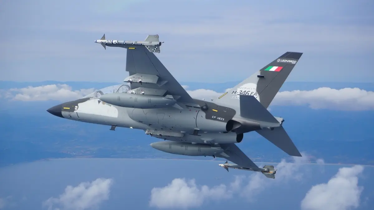 Pesawat tempur M-346F Block 20 buatan perusahaan pertahanan Italia, Leonardo, yang dibeli Kementerian Pertahanan RI. (@AlexXplore/X)