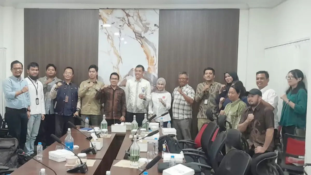 RAPAT KOORDINASI: Kepala Disperkim Balikpapan Rafiuddin saat memimpin rapat kolaborasi penanganan kawasan kumuh bersama unsur swasta di Kantor Disperkim Balikpapan, Kamis (23/7/2026).