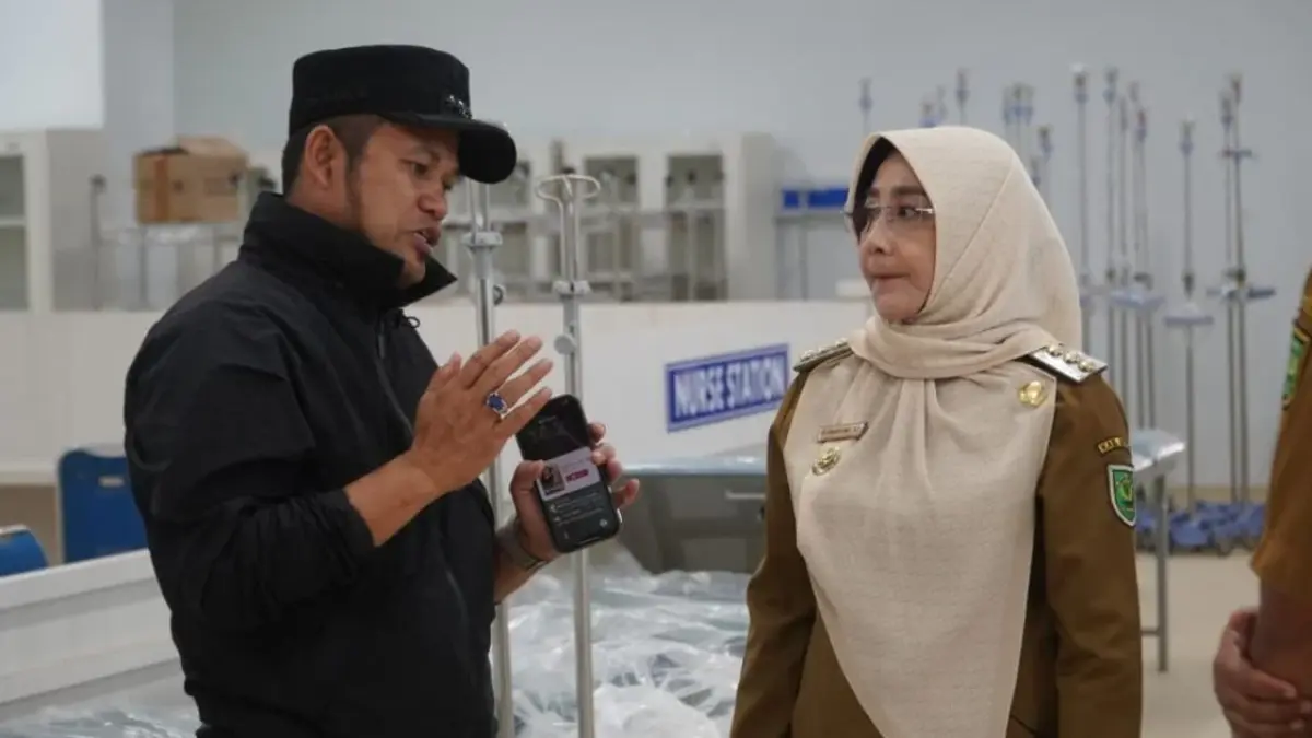 Rudy Mas’ud (kiri) dan Sri Juniarsih Mas saat mengunjungi RSUD Tanjung Redeb, Kamis (23/7). (FOTO IZZA/BP)