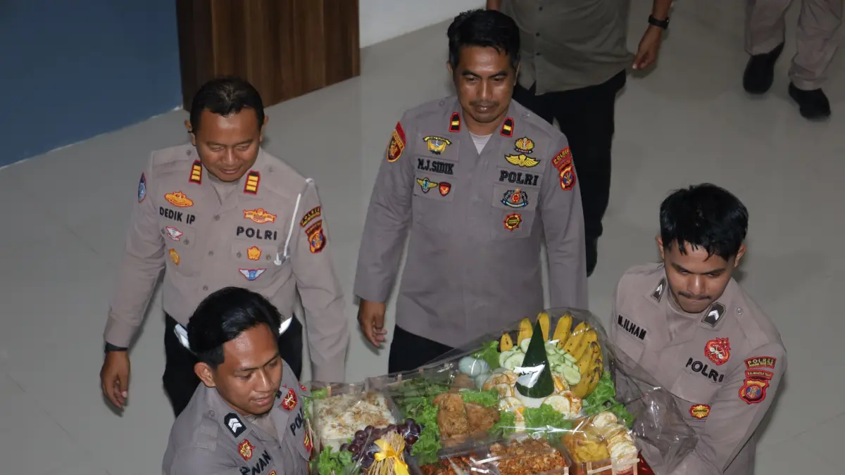 TUMPENG: Personel Polres PPU membawa tumpeng ke Kejari PPU dalam rangka Hari Bhakti Adhyaksa (HBA) ke-66 tahun 2026.(Dok.Humas Polres PPU)