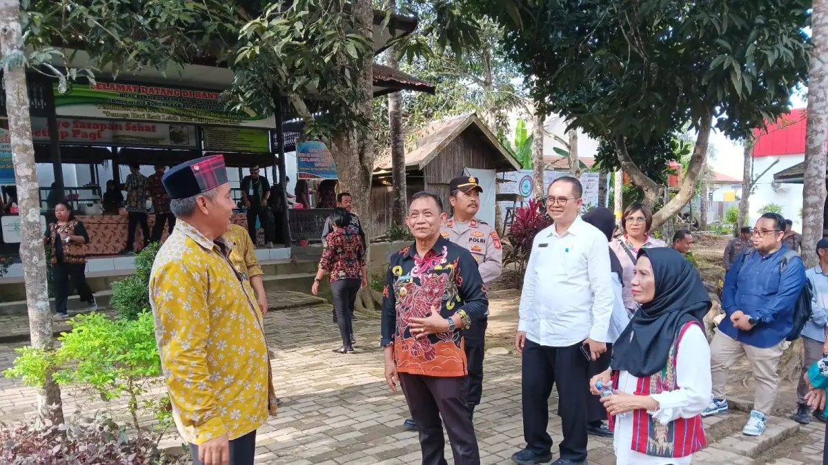 Wakil Bupati Nanang Adriani di sela pelatihan implementasi whole school approach di SD 010 Bongan. (IST)