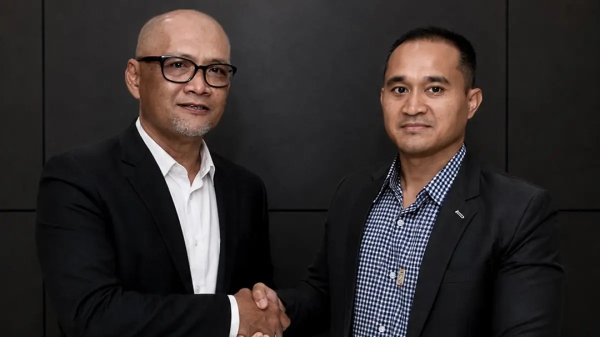 
CEO Persiba Balikpapan Arvi Perwira (kanan) menyerahkan kepercayaan kepada Sudirman usai penandatanganan kontrak sebagai pelatih kepala Persiba Balikpapan untuk musim 2026/2027. (Foto: Persiba Balikpapan Official)