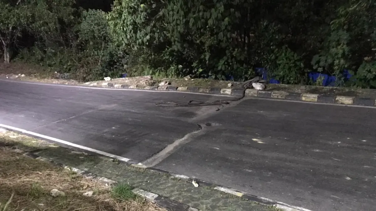 DIKELUHKAN: Salah satu titik kerusakan jalan yang dikeluhkan pengguna jasa Pelabuhan Kariangau. (M TAUFIK/KP)
