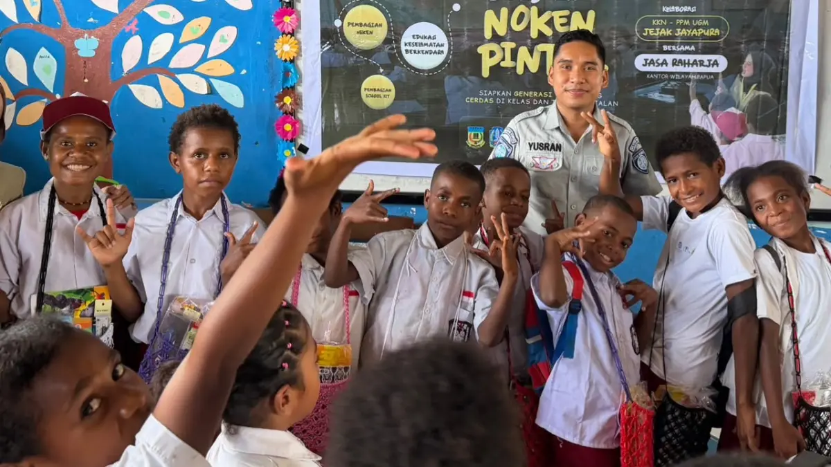 EDUKASI: Petugas PT Jasa Raharja (Persero) memberikan edukasi keselamatan berlalu lintas kepada pelajar dalam kegiatan Safety Campaign memperingati Hari Anak Nasional 2026. 