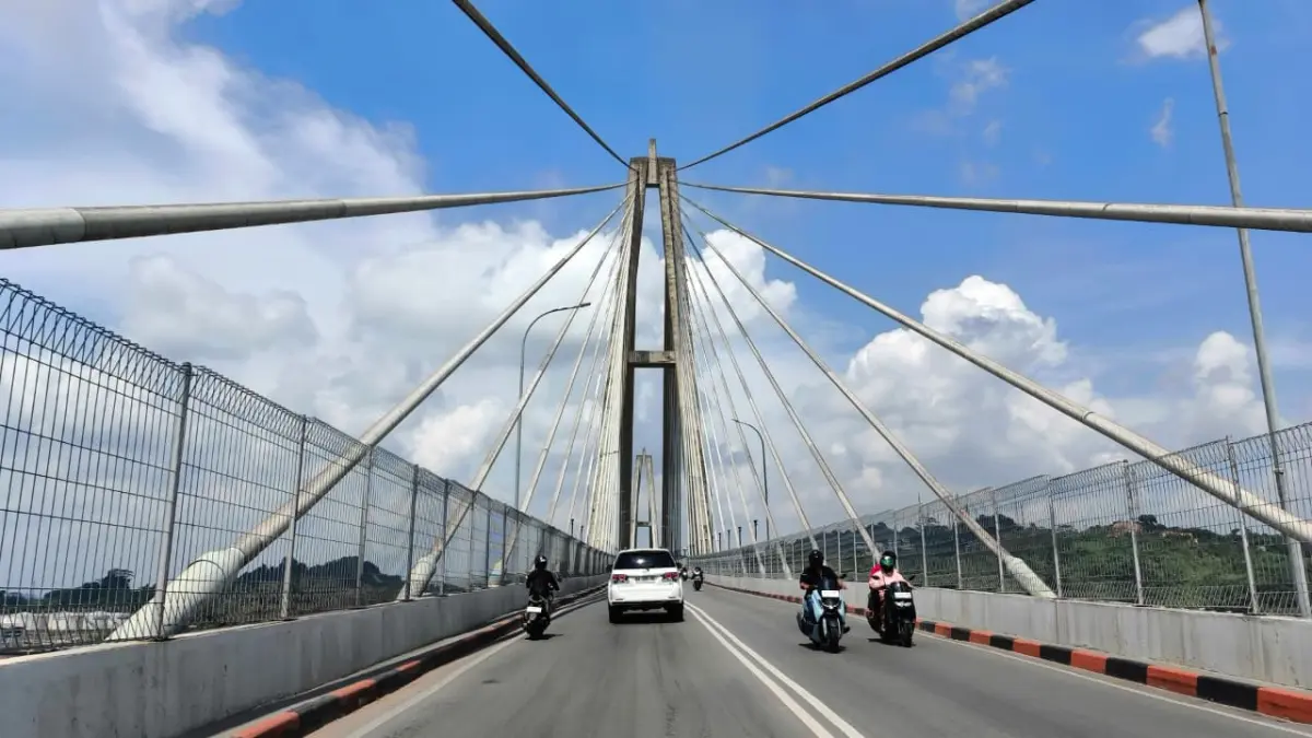 FASILITAS: Lampu Penerangan Jalan Umum di Jembatan Achmad Amins masih padam akibat pencurian kabel. (HAFIZ/KP)