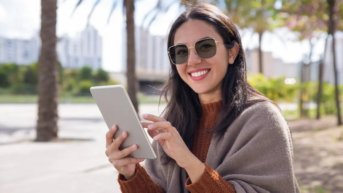 Illustro NXT mendukung aktivitas luar ruangan dengan kualitas visual jernih, material ringan, serta dapat dibuat sesuai resep kacamata pengguna. (dok. Istimewa)