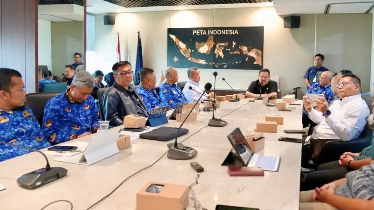 KAWAL HAK WARGA: Ketua Komisi III DPRD Kaltim, Abdulloh, bersama rombongan saat mendatangi Direktorat Jenderal Perhubungan Udara Kemenhub RI guna memperjuangkan kepastian hukum sisa lahan warga serta mendorong pengembangan fasilitas penerbangan di Bandara APT Pranoto Samarinda. (IST)