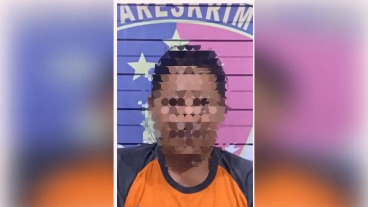 KASIH JERA: Tersangka NE diamankan di Polsek Balikpapan Timur.