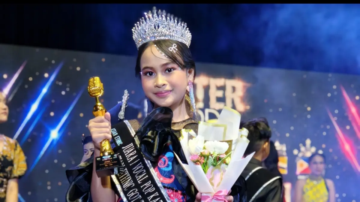 Kauren Atiqa Zahira saat mengangkat tropi juara Asian Ethnic Got Talent International 2026 di Jakarta, mengenakan atribut bulu burung ruai khas Kutai.&nbsp;
