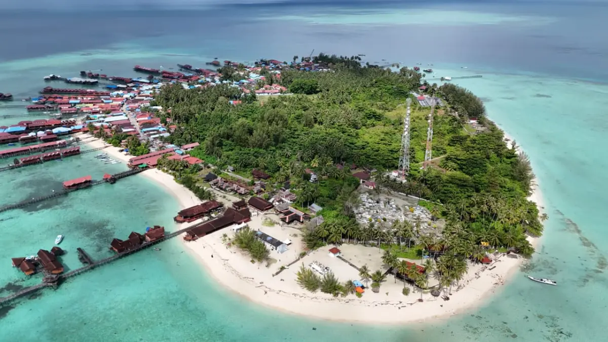 Kawasan wisata bahari dan ekosistem terumbu karang di Kabupaten Berau. Pemprov Kaltim akan menata jalur kapal pesiar serta membangun fasilitas tambatan kapal guna mencegah kerusakan terumbu karang akibat pelemparan jangkar sembarangan. (IST)