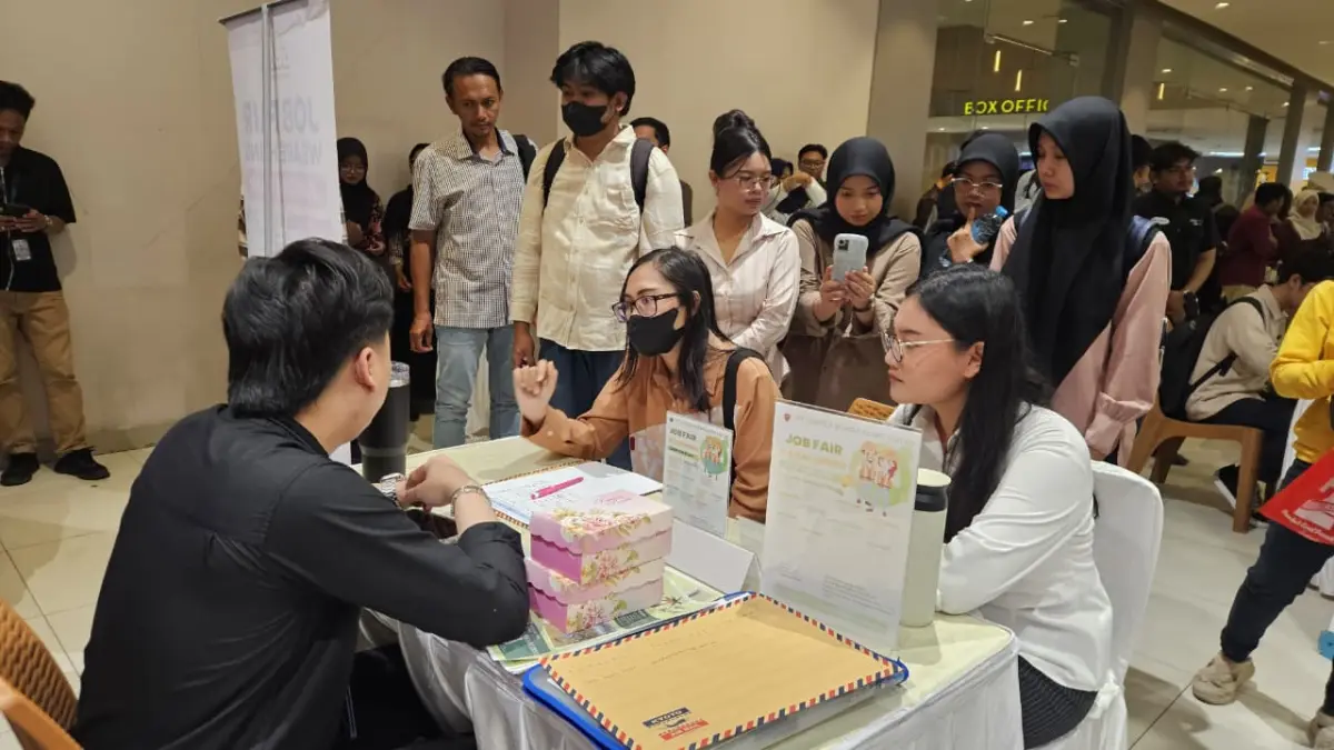 KETENAGAKERJAAN: Pencari kerja mengikuti proses rekrutmen pada Mahakam Job Fair 2026 di Samarinda Square. (HAFIZ/KP)