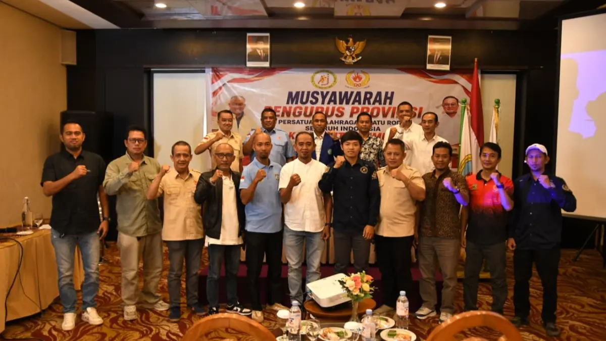 KETUA BARU: A.A.M Robidin Noor (depan, tengah) bersama pengurus PB Perserosi dan perwakilan KONI Kaltim di sela Musprov Perserosi Kaltim, Jumat (24/7).