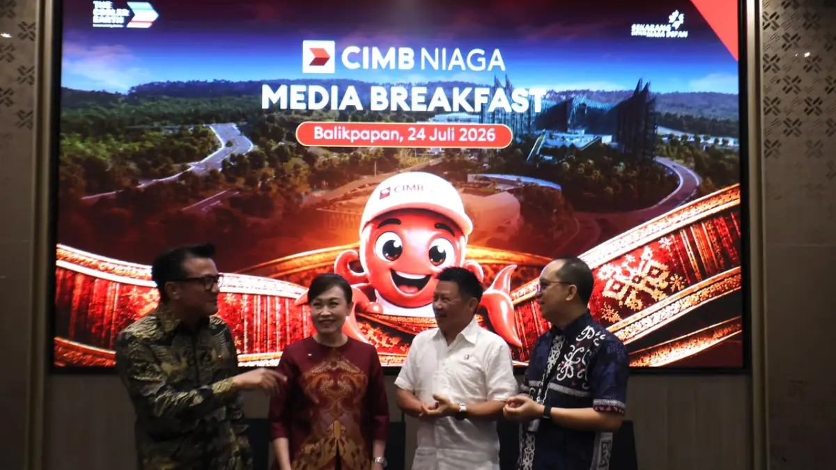 PAPARAN: Dari kiri, Presiden Direktur CIMB Niaga Finance Ristiawan Suherman, Presiden Direktur dan CEO CIMB Niaga Lani Darmawan, Direktur Network dan Digital Banking CIMB Niaga Budiman Tanjung dan Head of Region Indonesia Timur dan Kalimantan CIMB Niaga Ahmad S Ilham memberi paparan kepada para jurnalis di Balikpapan, Jumat (24/7). ANGGI PRADITHA/KP