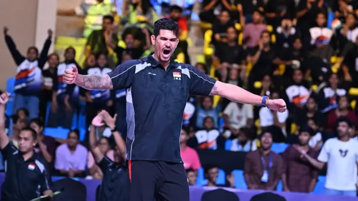 SEA V Cup 2026: Pelatih Timnas Voli Indonesia Reidel Toiran memberi arahan kepada pemain jelang laga melawan Filipina di Jakarta International Velodrome. (Dok Asian Volleyball)