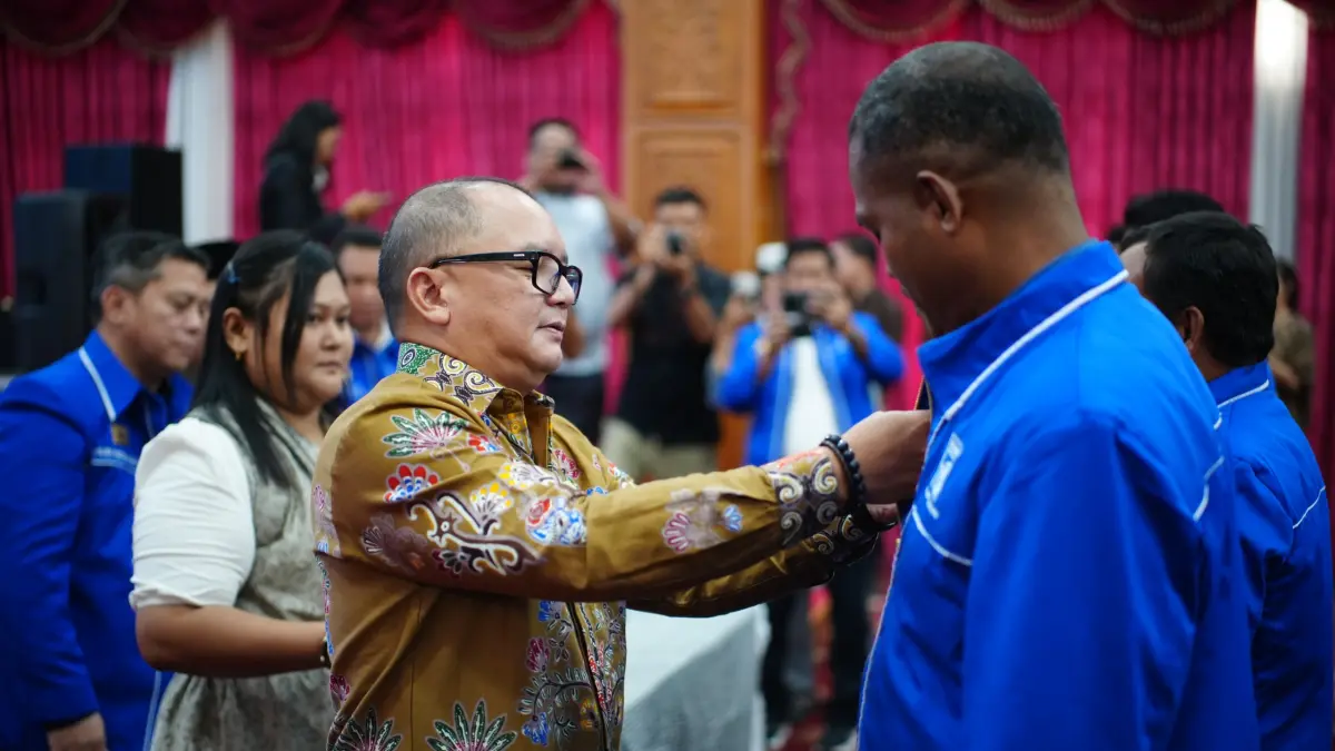 Staf Ahli Gerry Gregorius memasangkan pin pada Anggota Bamagnas yang baru dilantik di Ballroom Lantai 3 Kantor Bupati Mahulu, Jumat (24/7). JODY KRISTIANTO/KP
