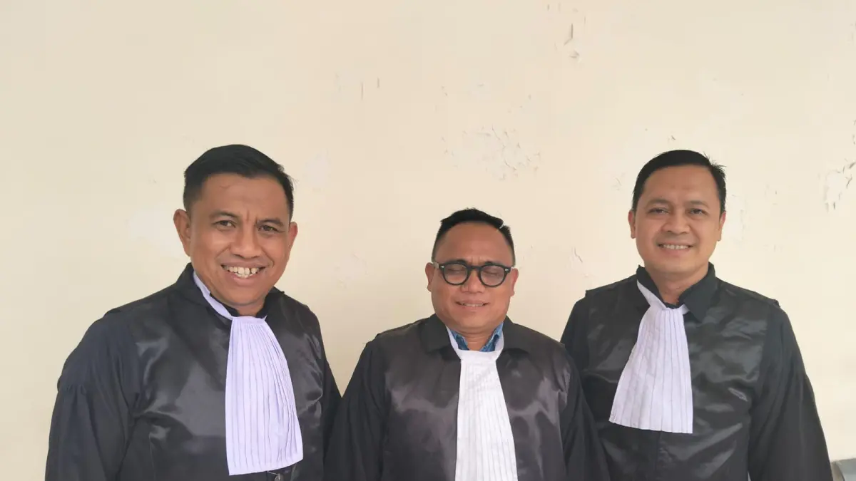Tim penasihat hukum Aspian Noor alias Poseng, M. Supianto, Achmad Fachriannoor, dan Teguh Adi Nugraha saat memberikan keterangan pers di Samarinda, Jumat (24/7/2026)