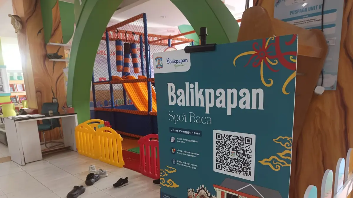 TITIK BACA: Fasilitas Spot Baca yang bisa dijangkau radius 1 kilometer dari perpustakaan daerah memudahkan masyarakat mengakses ribuan buku digital (e-book) gratis. (DINA ANGELINA/KP)