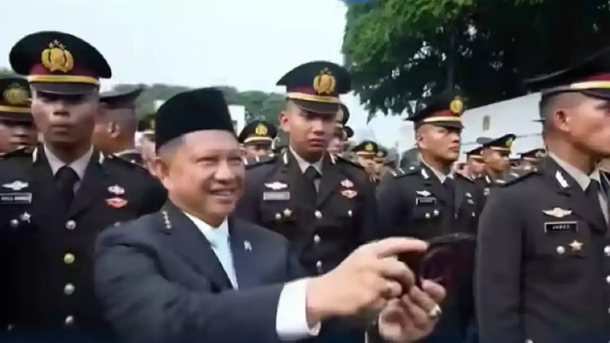 Tribrata Putra Sambo diajak selfie Mendagri Tito Karnavian.
