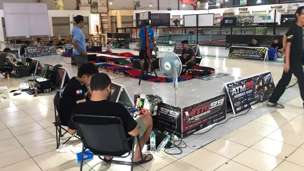 ASAH KEMAMPUAN: Fun Race Damper Holic menggunakan regulasi Damper Style tersebut menjadi wadah bagi komunitas Tamiya untuk silaturahmi serta mengasah kemampuan. (TAUFIK/KP)
