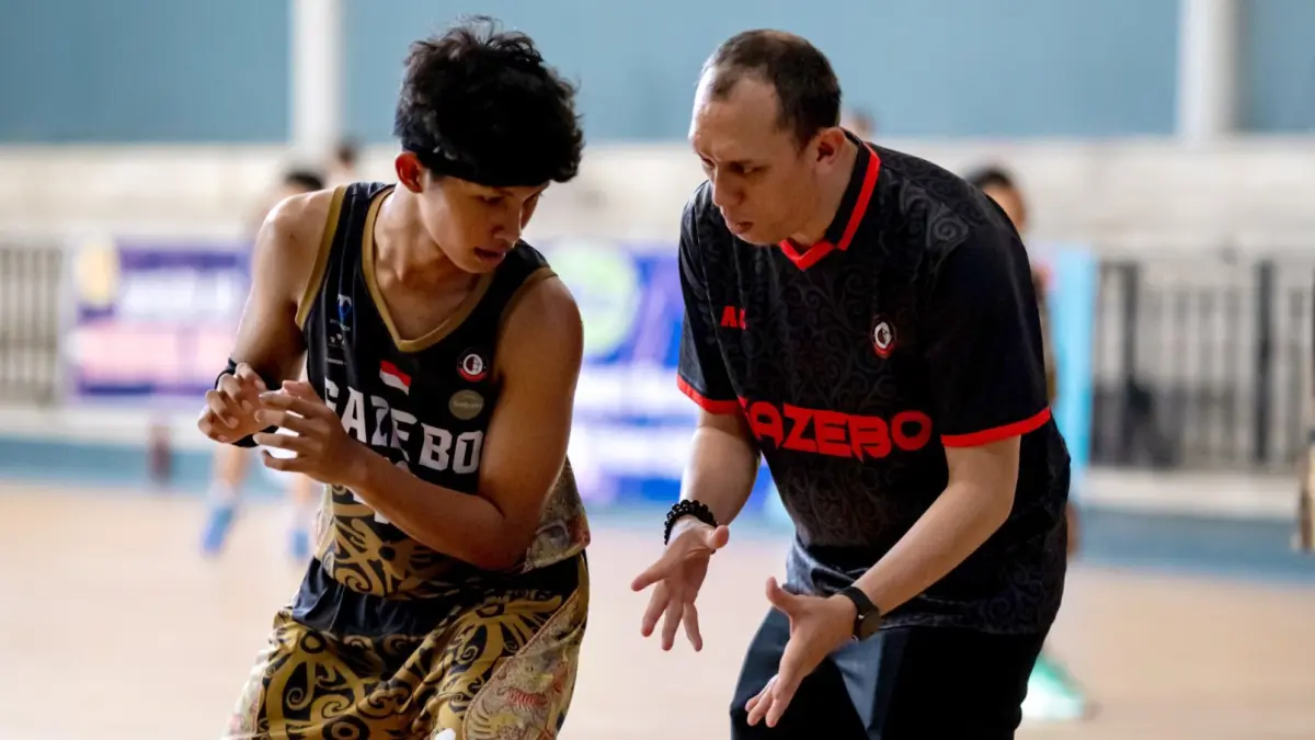 BERI ARAHAN: Bryan Reuben salah satu pemain Gazebo Balikpapan yang berhasil meraih beasiswa melalui jalur basket.