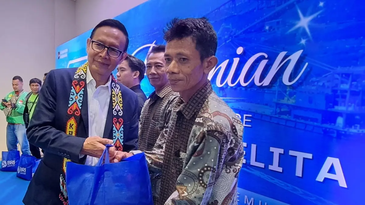 Direktur Network and Retail Funding BRI &nbsp;Aquarius Rudianto menyerahkan secara simbolis bantuan sembako sebagai bentuk kepedulian sosial BRI kepada masyarakat.