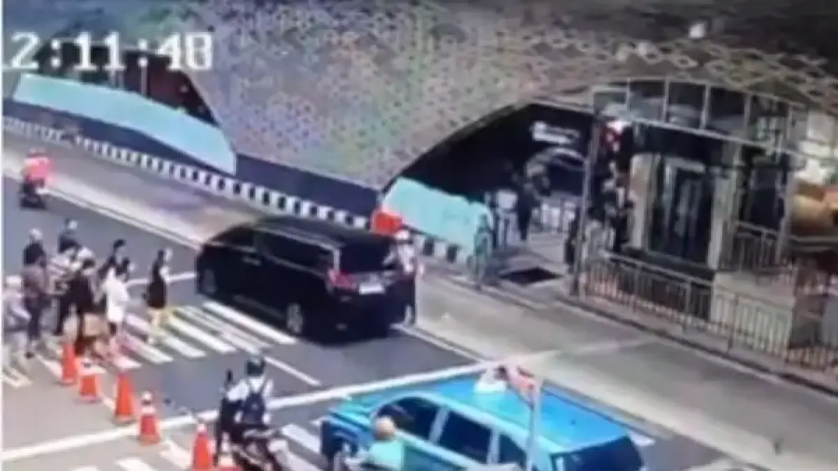 Keributan sopir Alphard dengan satpam Bundaran HI viral di media sosial. 