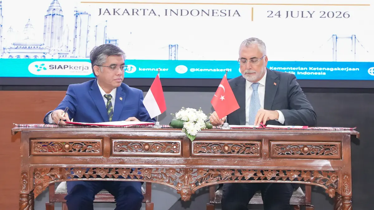 
Menteri Ketenagakerjaan RI Yassierli dan Menteri Perburuhan dan Jaminan Sosial Turki Vedat Işıkhan saat menandatangani Joint Action Plan 2026–2027 di Jakarta, Jumat (24/7).&nbsp;