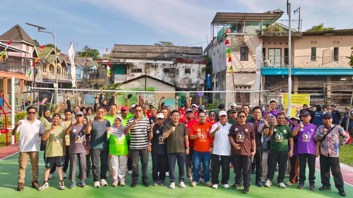 Puluhan ketua RT di Kelurahan Gunung Bahagia yang bersemangat mengikuti turnamen voli diapresiasi Pemkot Balikpapan. (LUPUS/KP)