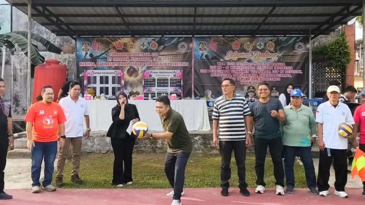 SERVIS PERTAMA: Puncak acara pembukaan ditandai dengan servis pertama oleh Zulkifli didampingi Ketua LPM Gunung Bahagia dan tamu undangan lainnya. (LUPUS/KP)