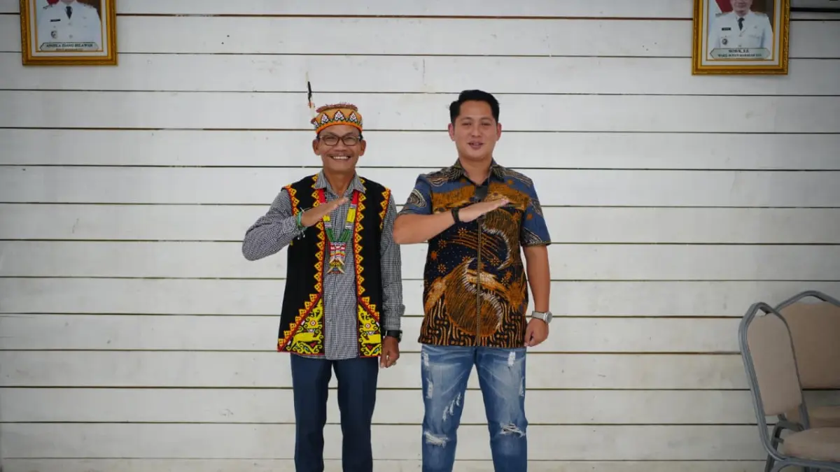 WILAYAH: Ketua Komisi II DPRD Mahulu Gohen Merang Sapulete dan Petinggi Kampung Sirau Weli Broldus Huvat, Sabtu (25/7). (JODY KRISTIANTO/KP)