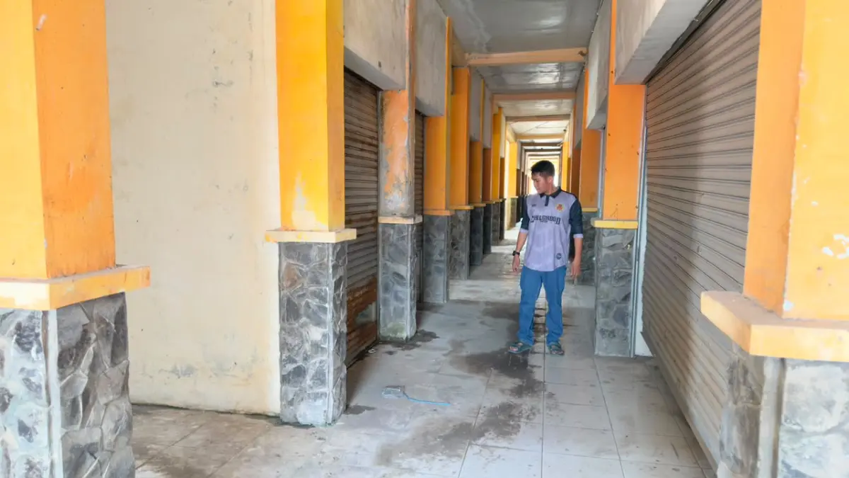 Bangunan pasar di Sangatta Selatan yang diusulkan dialihfungsikan menjadi pusat kuliner, ruang kreatif, dan sentra UMKM modern. (Jufriadi/KP)

&nbsp;