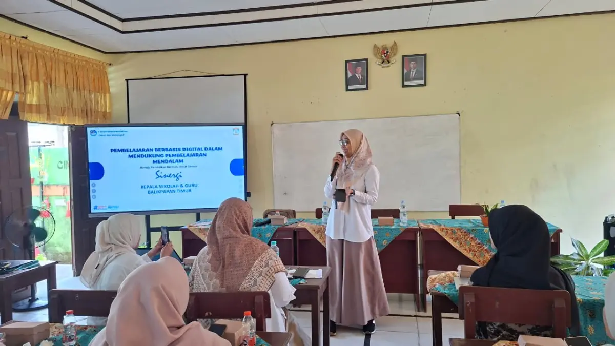 DIGITALISASI PENDIDIKAN: Tim Prodamat UAD Jogjakarta menggelar Bimtek Digital Leadership & Deep Learning bagi kepala sekolah dan guru di SD 001 Balikpapan Timur, Sabtu (18/7/2026). (DINA ANGELINA/KP)
