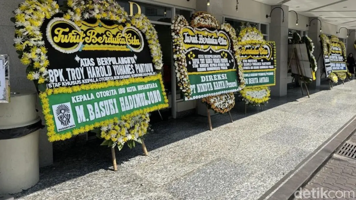 DUKA-CITA: Karangan bunga turut berduka cita atas berpulangnya Juru Bicara IKN, Troy Pantouw.(dtc)