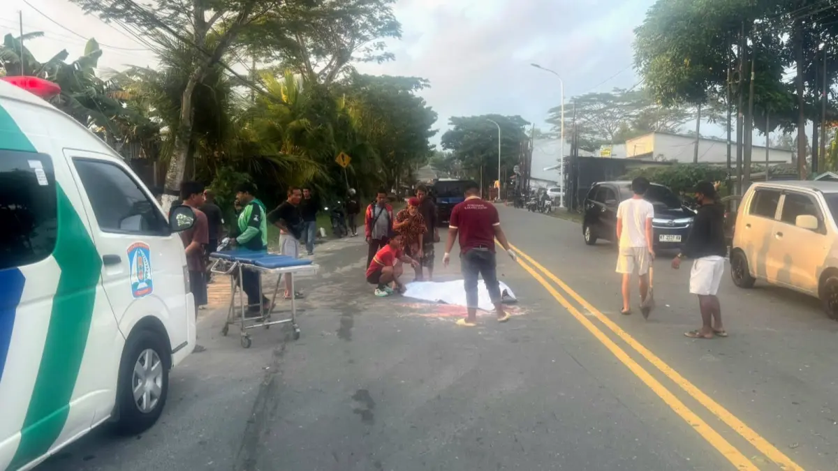 EVAKUASI: Petugas mengevakuasi jenazah pengendara sepeda motor yang meninggal dunia usai terlibat kecelakaan dengan sebuah mobil di Jalan Soekarno-Hatta Km 10, Kelurahan Karang Joang, Balikpapan Utara, Minggu (26/7). (IST)