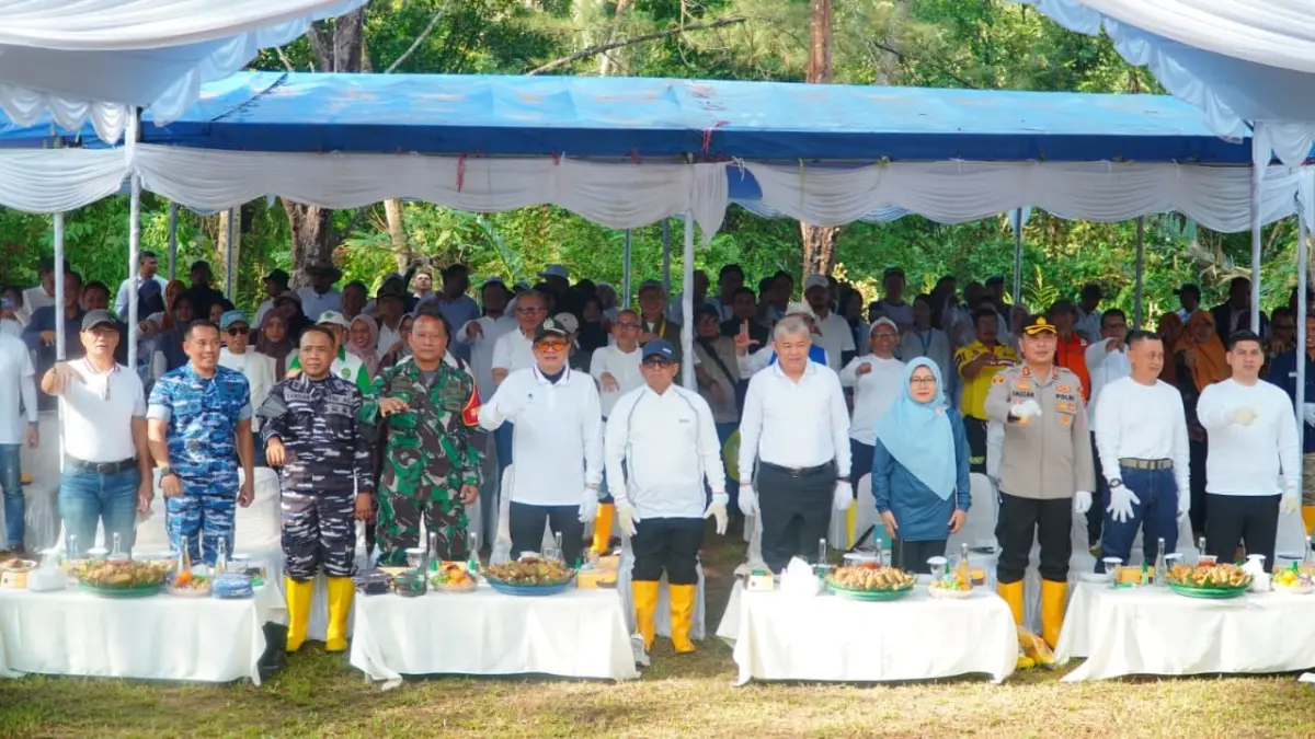 JAGA KELESTARIAN: Seluruh peserta dari unsur pemerintah, Forkopimda, instansi vertikal, dunia usaha, komunitas lingkungan, dan pelajar mengikuti penanaman mangrove di Pantai Lamaru sebagai upaya menjaga kelestarian kawasan pesisir.