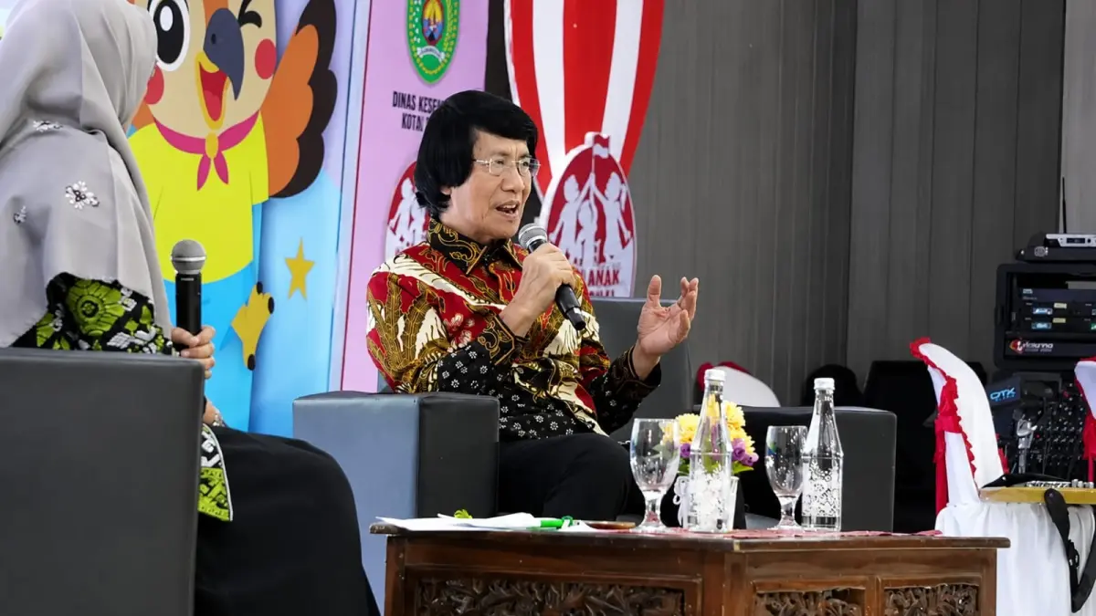 Kak Seto menyampaikan materi tentang pentingnya mencegah pernikahan dini saat peringatan Hari Anak Nasional ke-42 di Gedung Serbaguna Bukit Pelangi, Kutai Timur, Minggu (26/7). (IST)

&nbsp;