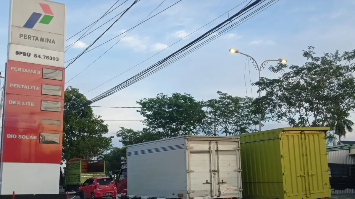 MENGULAR: Barisan kendaraan mengantre untuk mendapatkan bahan bakar jenis Solar di sekitar SPBU Tanjung Laut, Bontang. Pemkot Bontang kini menyiapkan sistem terintegrasi guna mencegah penumpukan antrean. (FOTO: ADIEL KUNDHARA/KP)