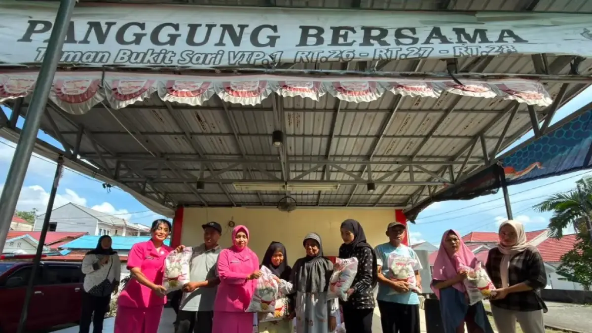 PEDULI: Polwan Polda Kalitm melakukan giat sosial di kawasan Graha Indah, Balikpapan Utara.
