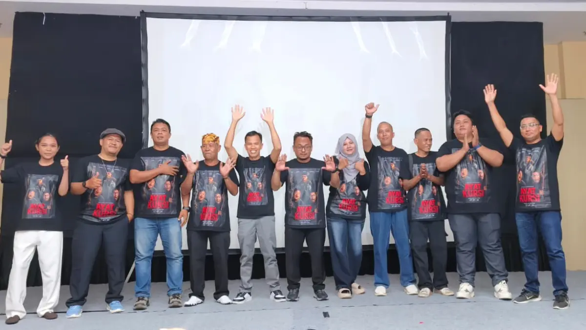 Pemain dan sponsor utama film Ayat Kursi saat diperkenalkan ke publik melalui acara Gala Premier. (LUPUS/KP)

&nbsp;

&nbsp;