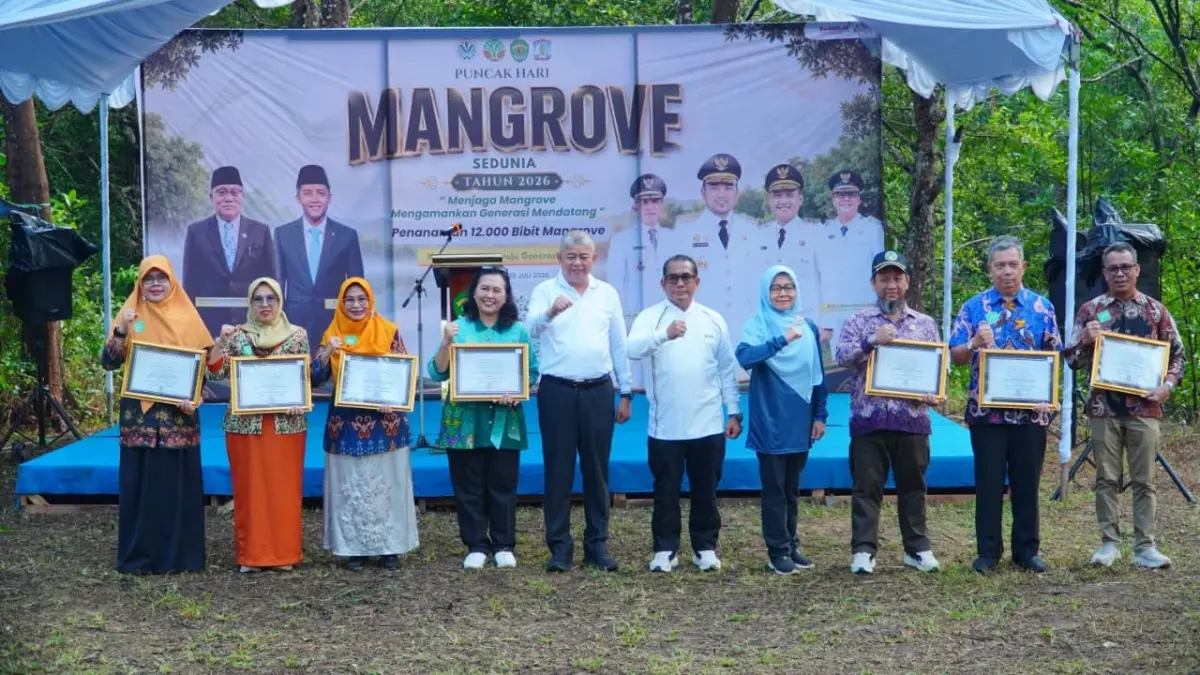 PENGHARGAAN: Penyerahan penghargaan Adiwiyata menjadi salah satu rangkaian kegiatan Hari Mangrove Sedunia 2026 sebagai bentuk apresiasi terhadap sekolah berwawasan lingkungan di Kaltim.