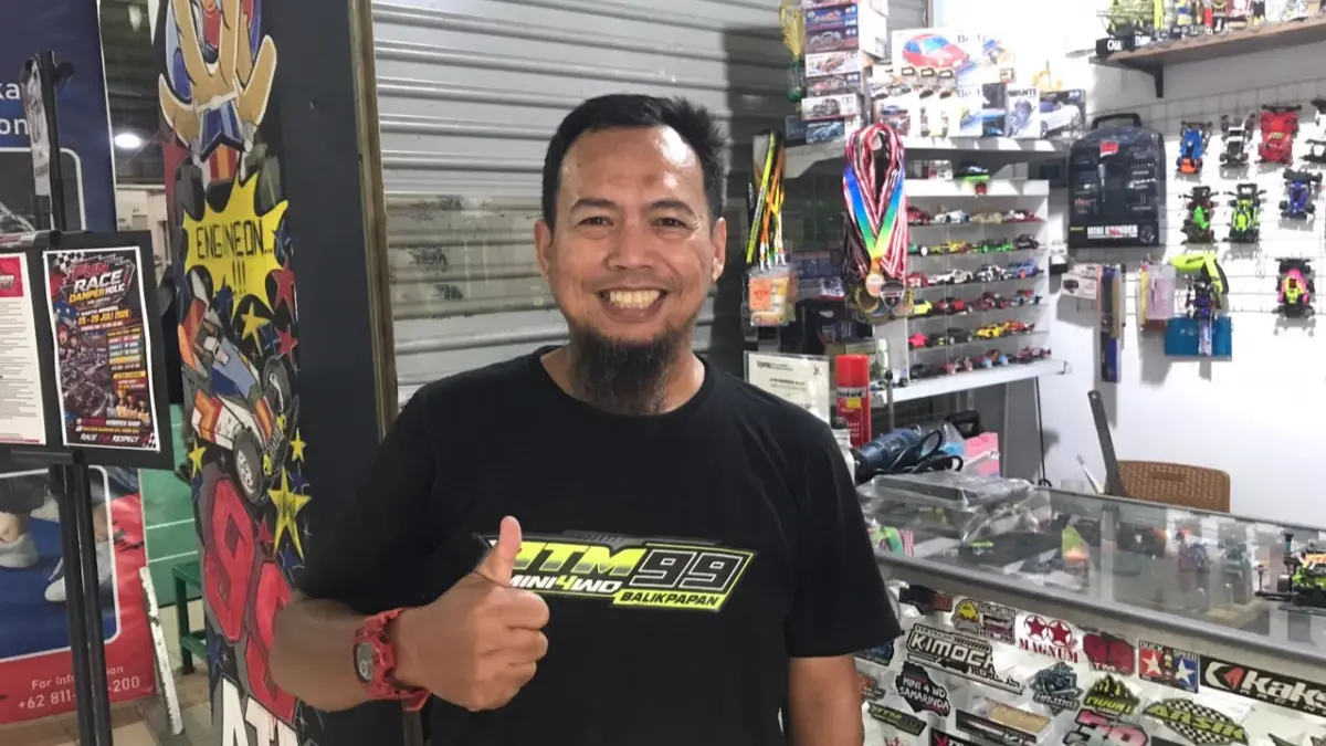 PERSIAPAN: Owner ATM99 Hobbies Shop, Arief Gustiawan, menjelaskan persiapan komunitas Mini 4WD Balikpapan menghadapi Kejurprov Kalimantan Timur. Sabtu, (25/7). (TAUFIK/KP)