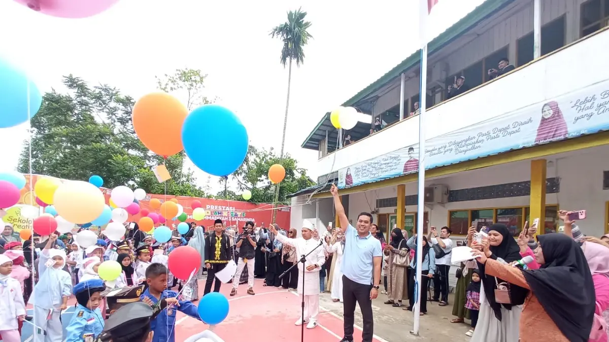 Ratusan siswa SD Muhammadiyah 3 Samarinda antusias mengikuti pawai taaruf dan jalan santai dalam rangka HAN 2026 di Samarinda Seberang.