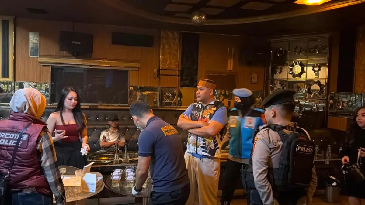 RAZIA: Petugas gabungan melakukan tes urine saat razia di THM L2C dan Seven Six Balikpapan dipimpin Direktur Reserse Narkoba Polda Kaltim.

&nbsp;

&nbsp;