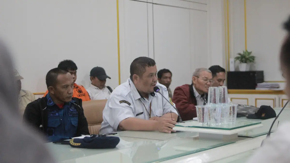 Rochmat Agus Purwanto menjelaskan tentang eks tambang PPC Buluminung yang dapat di manfaatkan dalam mitigasi risiko bencana kekeringan dan kesiapsiagaan menghadapi darurat meteorologi di wilayah PPU, belum lama ini. (AHMAD MAKI/KP)