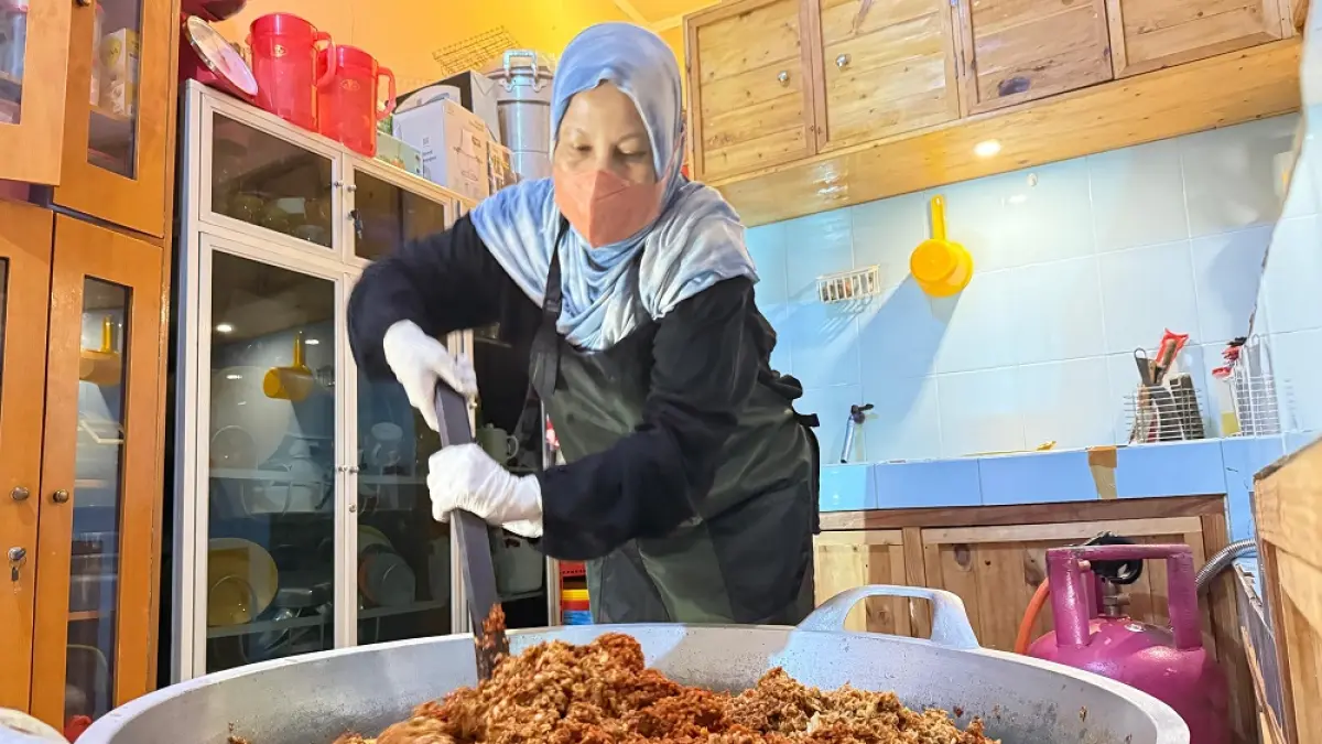 RUMAHAN: Wiwit meracik sambal bawang dayak di dapur rumahnya. Ruang sederhana itu menjadi saksi perubahan cara berusaha, ketika rumah juga menjadi pusat produksi yang menjangkau pasar nasional. RORO MIRA/KP